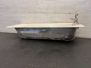 Bath tab  -Vintage Cream Bathtub with Mixer Tap - Classic Bathroom Feature  - Fair used - 2ndhandwarehouse.com
