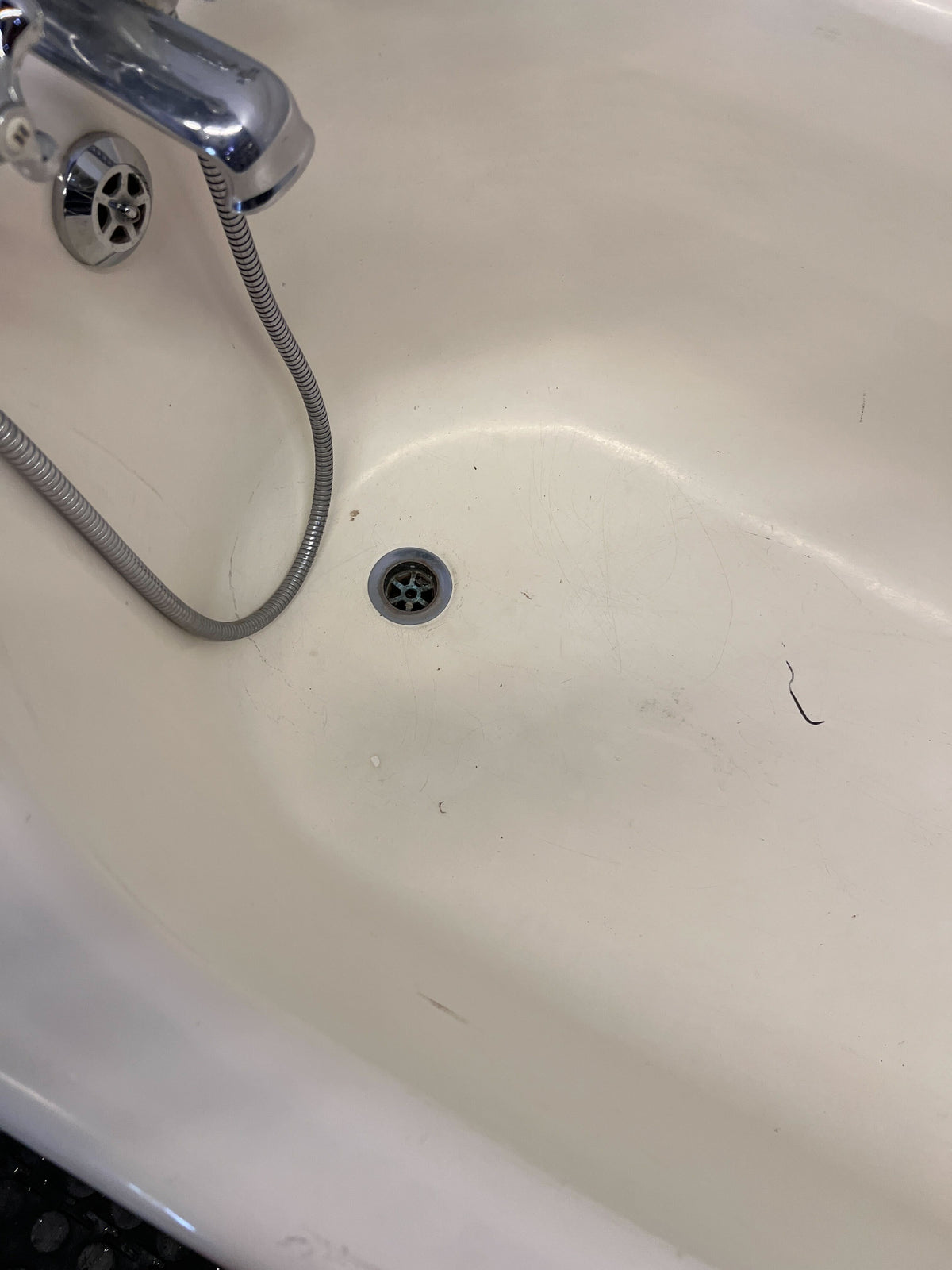 Bath tab  -Vintage Cream Bathtub with Mixer Tap - Classic Bathroom Feature  - Fair used - 2ndhandwarehouse.com