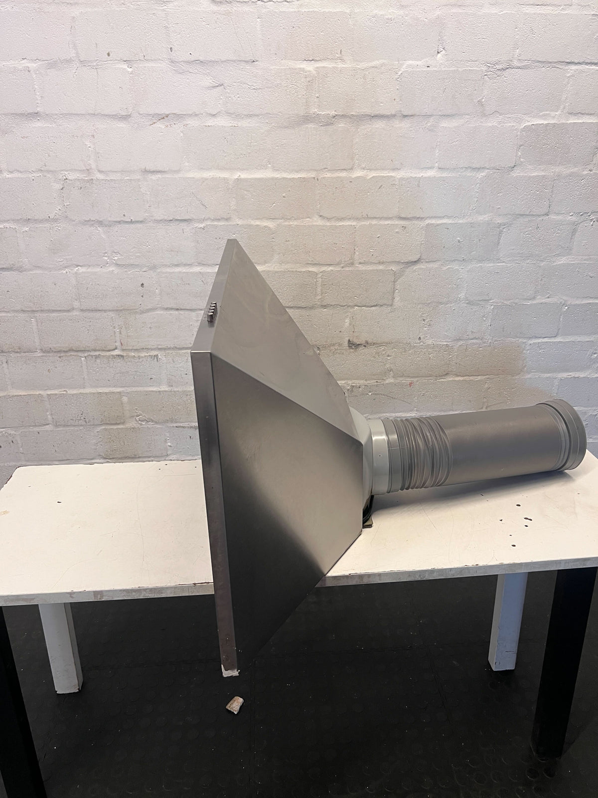 Fan  - Pre-Loved Stainless Steel Kitchen Extractor Hood with Lights- Fair used - 2ndhandwarehouse.com