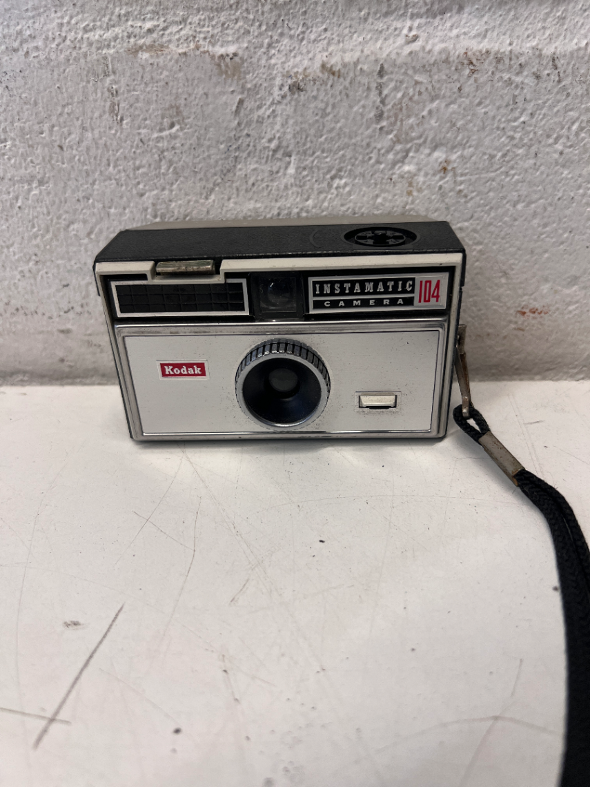 Vintage Kodak Instamatic 104 Camera with Case - Untested - 2ndhandwarehouse.com