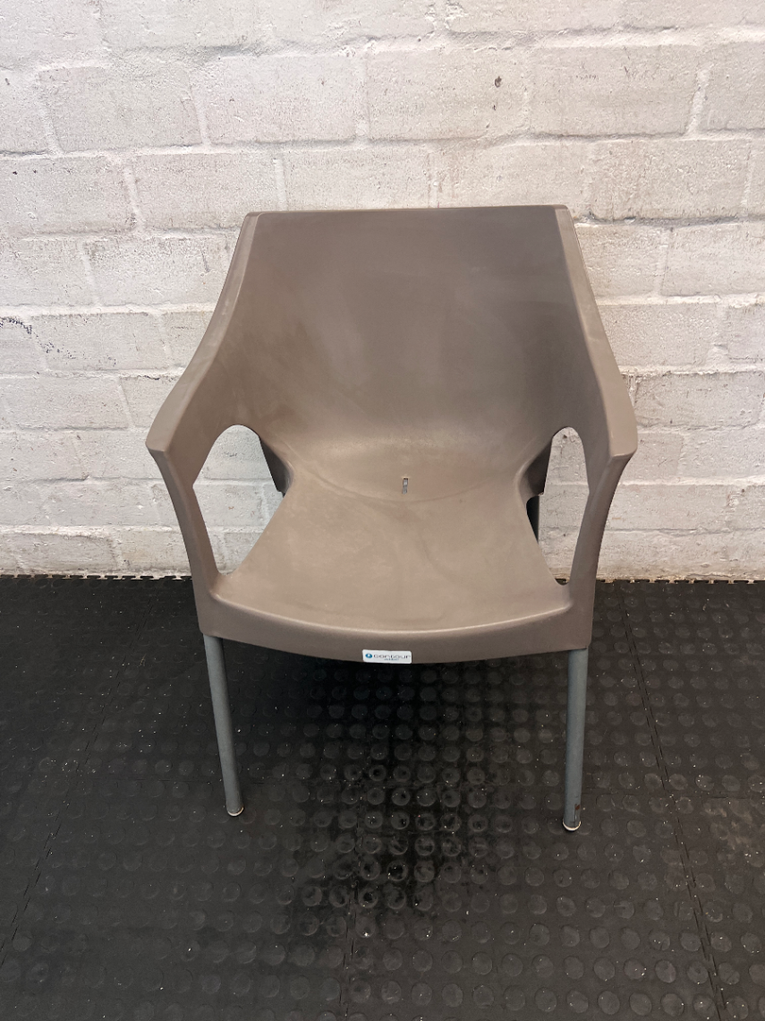 Contour Plastic Armchair - Visible Rust on Legs - 2ndhandwarehouse.com