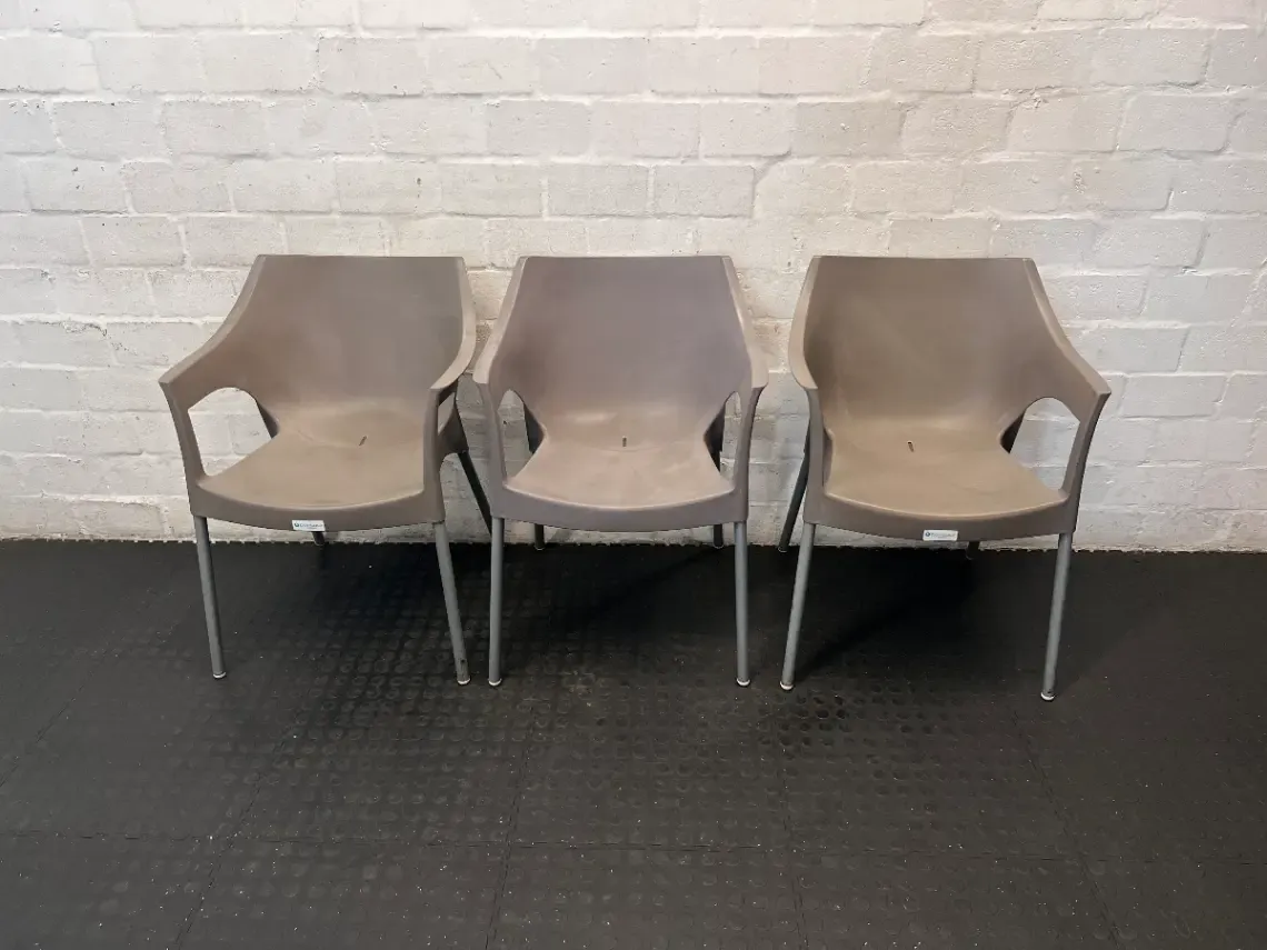 Contour Plastic Armchair - Visible Rust on Legs - 2ndhandwarehouse.com