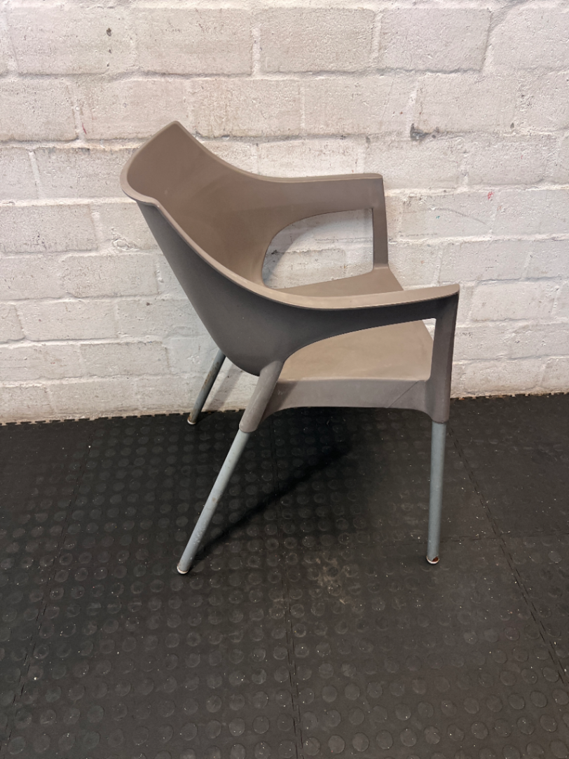 Contour Plastic Armchair - Visible Rust on Legs - 2ndhandwarehouse.com