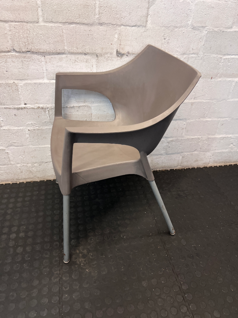 Contour Plastic Armchair - Visible Rust on Legs - 2ndhandwarehouse.com