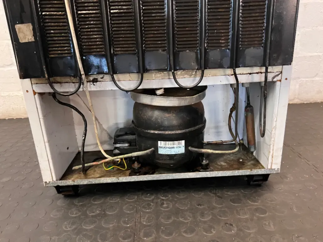 Fridge Freezer - Visible Rust & Interior Door Crack - 2ndhandwarehouse.com