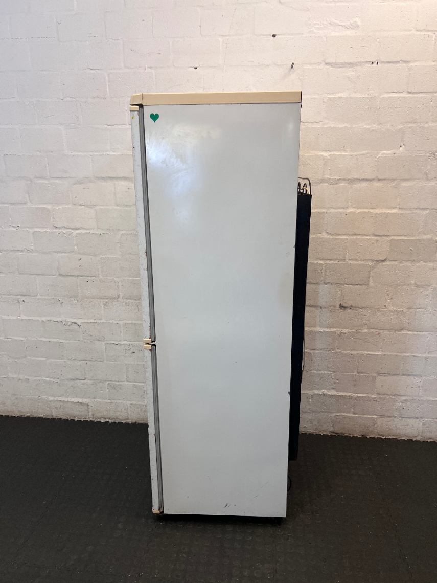 Fridge Freezer - Visible Rust & Interior Door Crack Fridge Freezer - Visible Rust & Interior Door Crack