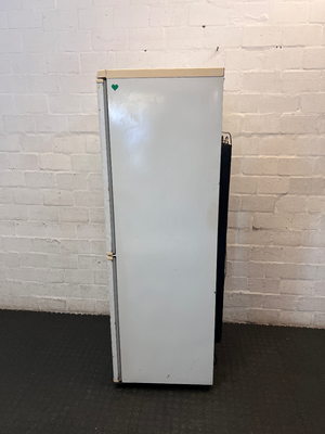 Fridge Freezer - Visible Rust & Interior Door Crack - 2ndhandwarehouse.com