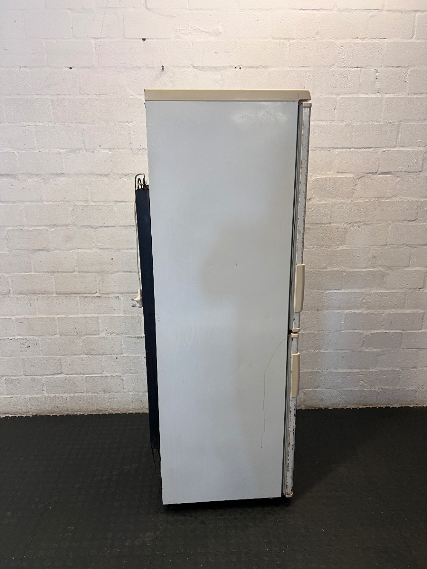 Fridge Freezer - Visible Rust & Interior Door Crack - 2ndhandwarehouse.com