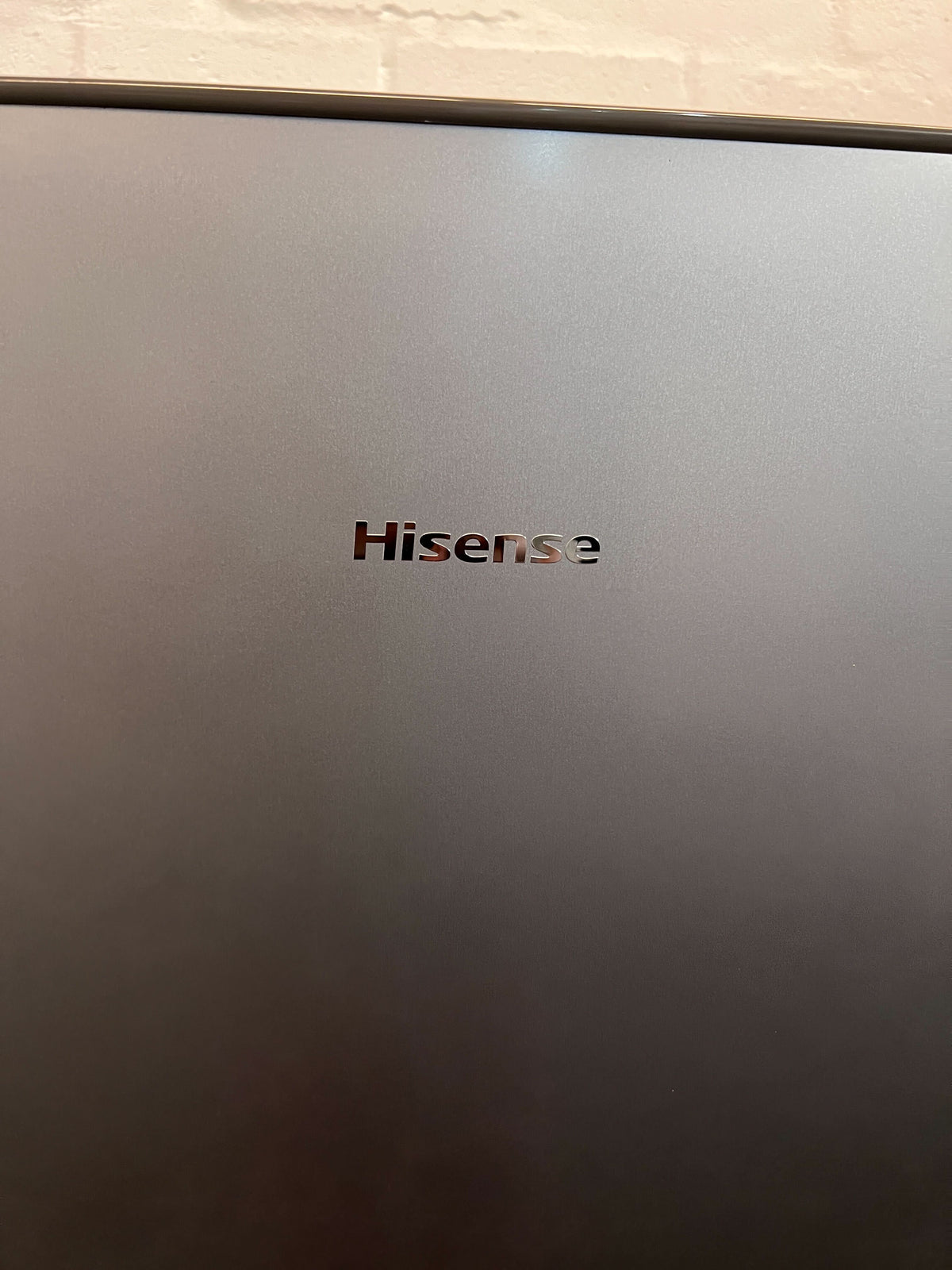 Stylish Hisense Grey Top Freezer Fridge – Excellent Condition! - 2ndhandwarehouse.com