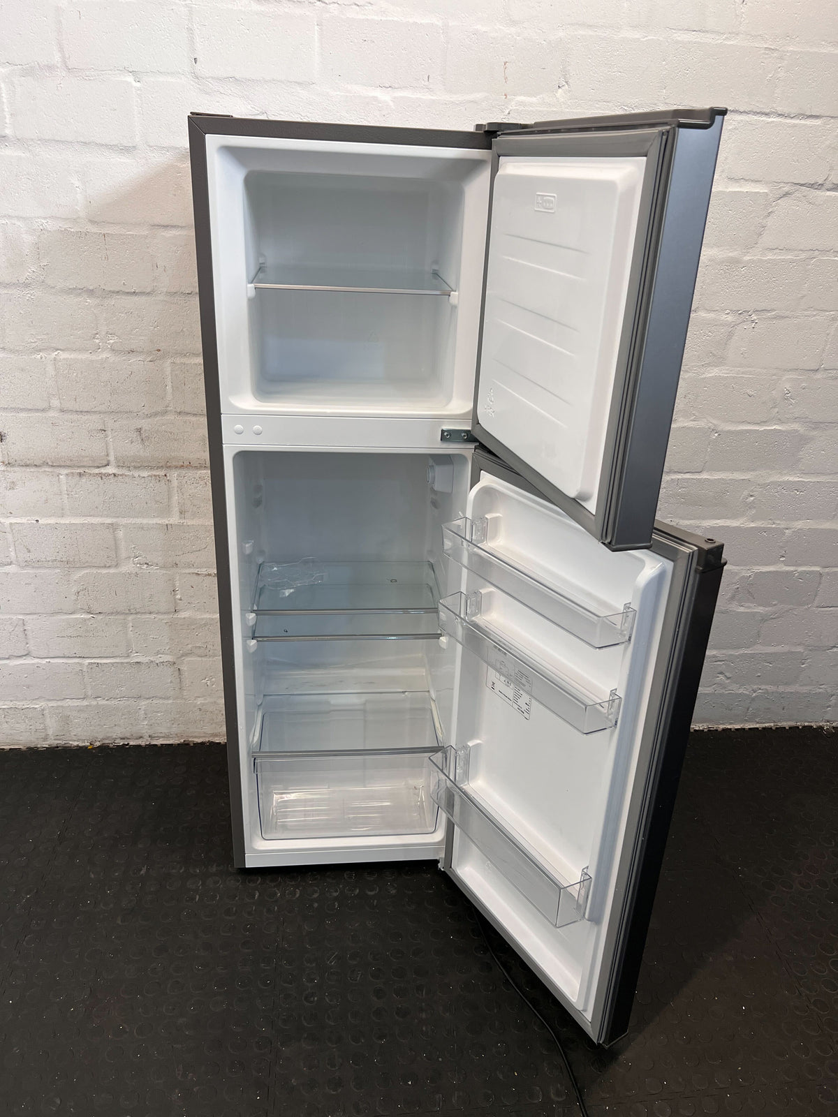 Stylish Hisense Grey Top Freezer Fridge – Excellent Condition! - 2ndhandwarehouse.com