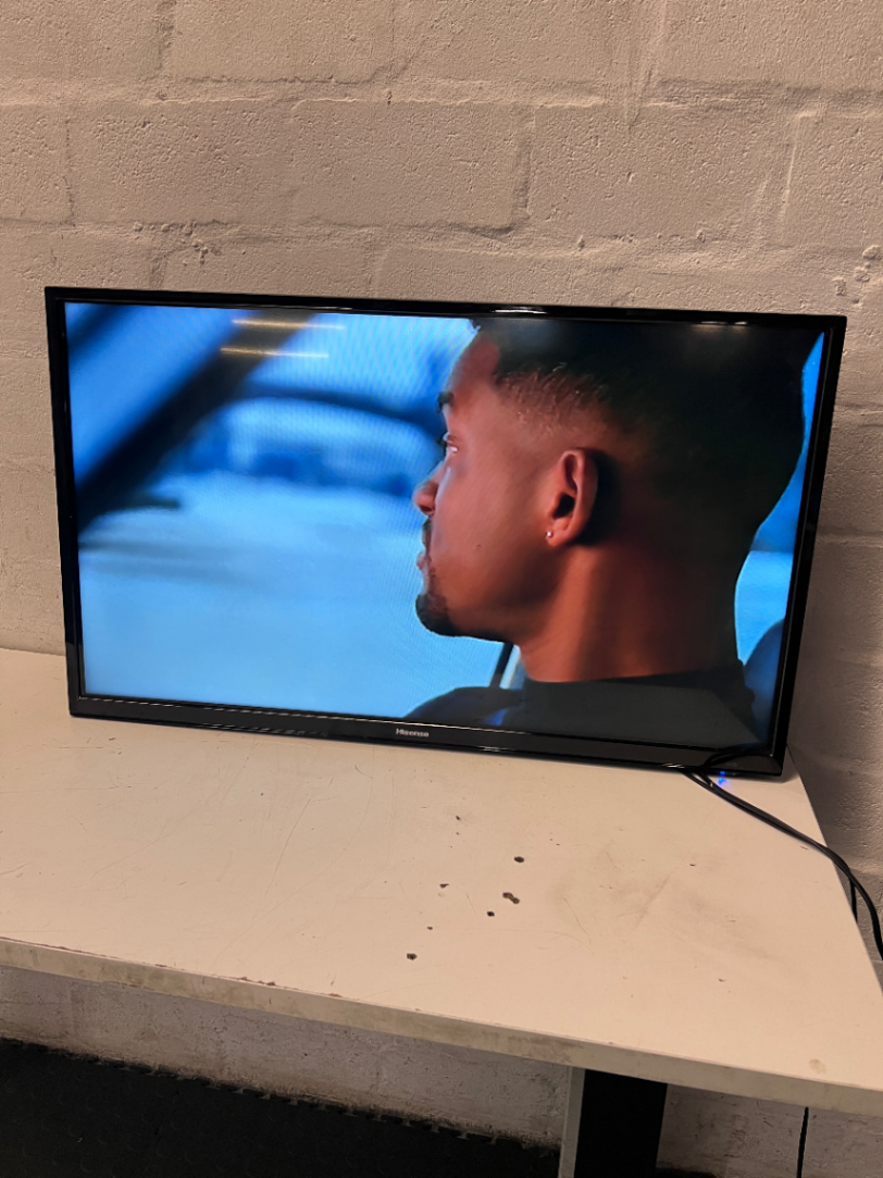 32-Inch Hisense TV — No Remote or Legs, Cannot Adjust Volume - 2ndhandwarehouse.com