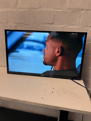 32-Inch Hisense TV — No Remote or Legs, Cannot Adjust Volume - 2ndhandwarehouse.com