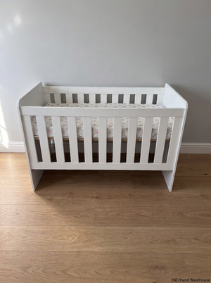 Classic White Slatted Baby Cot with Mattress — Brand New Condition with Minimal Use - 2ndhandwarehouse.com