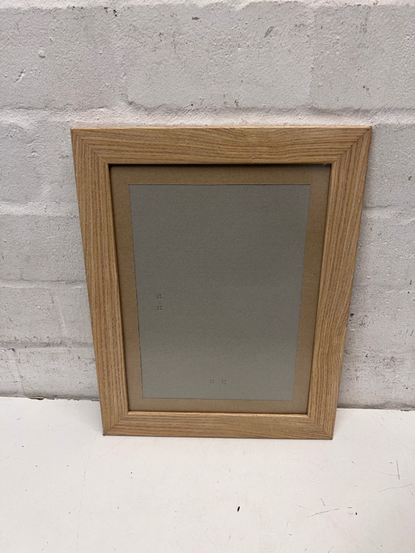 Light Oak Finished Wood Grain Picture Frame — Good Working Order - 2ndhandwarehouse.com