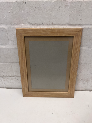 Light Oak Finished Wood Grain Picture Frame — Good Working Order - 2ndhandwarehouse.com
