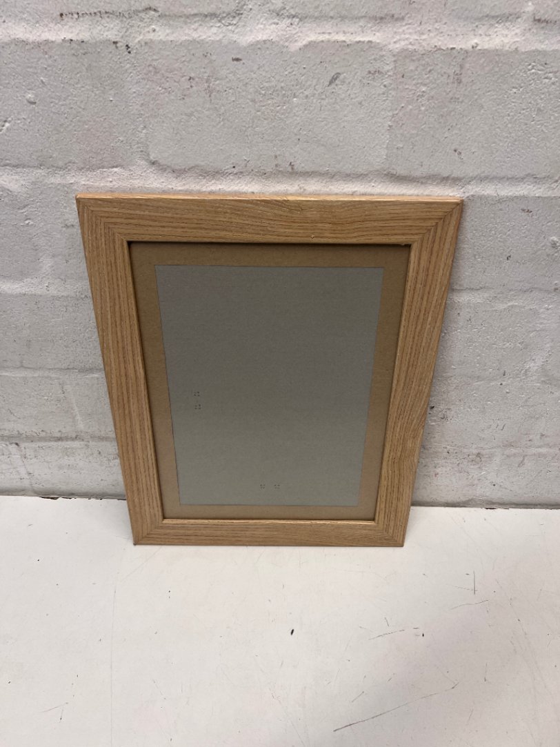 Light Oak Finished Wood Grain Picture Frame — Good Working Order - 2ndhandwarehouse.com