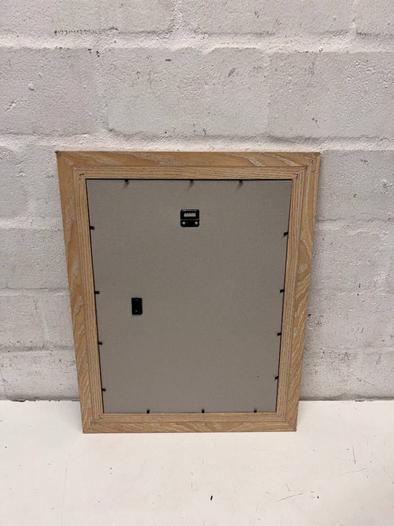 Light Oak Finished Wood Grain Picture Frame — Good Working Order - 2ndhandwarehouse.com