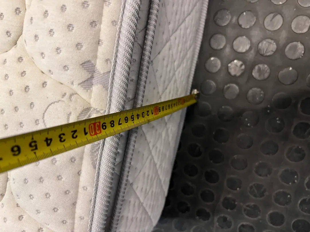 Beautyrest Double Mattress with Quilted Top — Very Good Condition