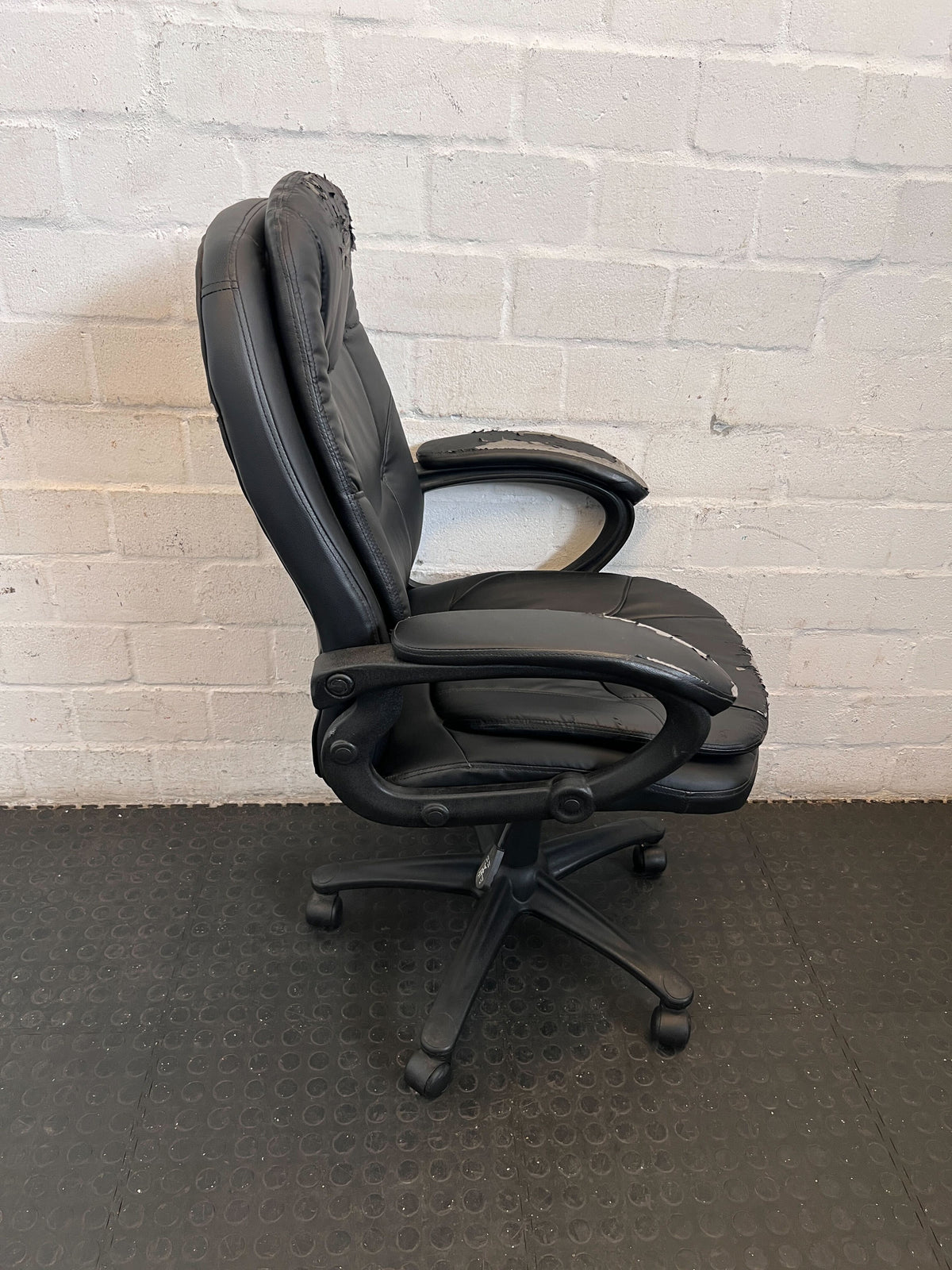 Black Executive Office Chair - Ready for a New Life! ✨