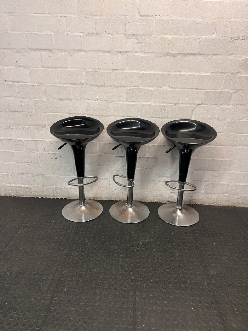 Black Gas-Lift Bar Stool with Chrome Base — Corrosion on Metal Legs and Bases