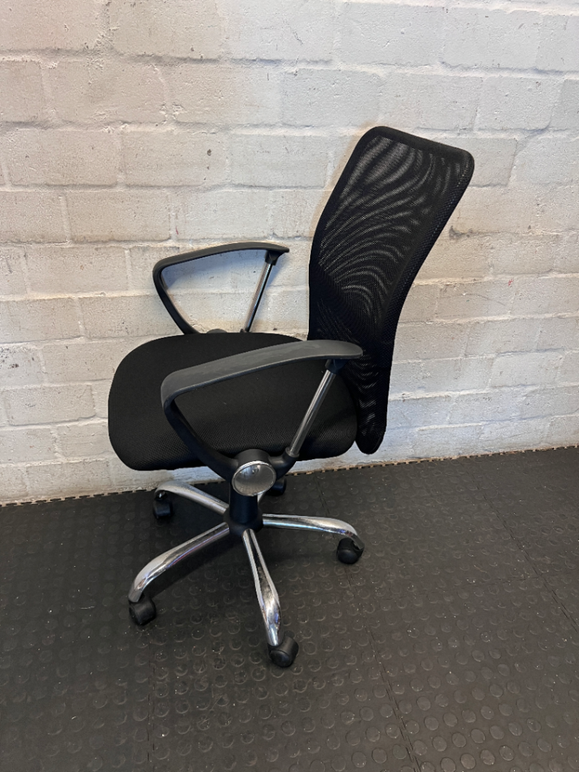 Black Mesh Office Chair - Light Marks on Backrest - 2ndhandwarehouse.com