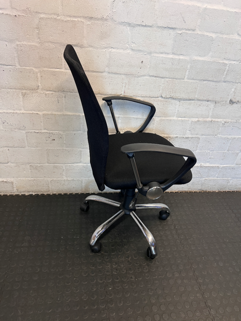 Black Mesh Office Chair - Light Marks on Backrest - 2ndhandwarehouse.com