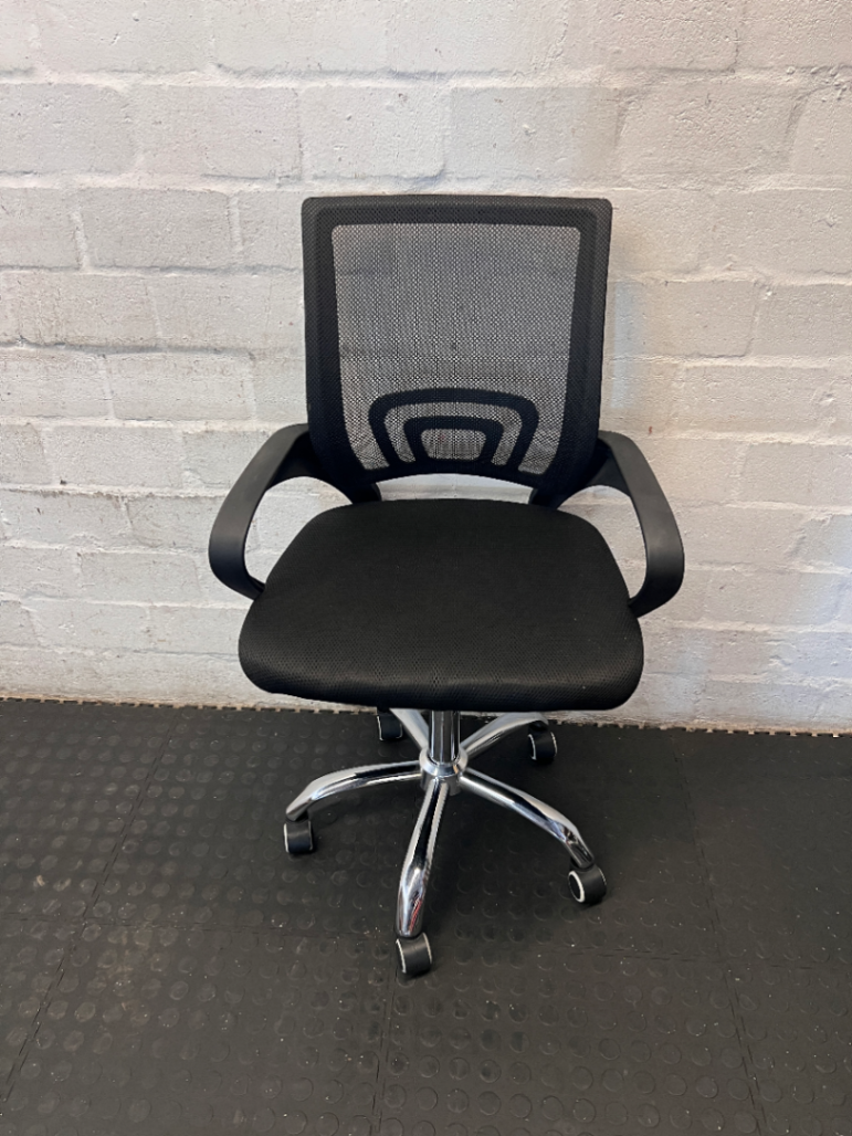 Black Mid Back Mesh Office Chair - Good Condition (As-Is) - 2ndhandwarehouse.com