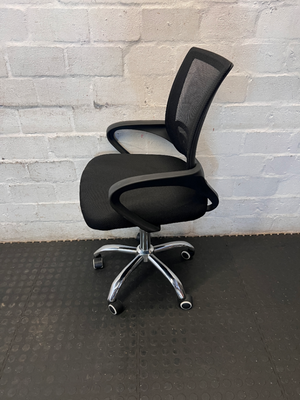 Black Mid Back Mesh Office Chair - Good Condition (As-Is) - 2ndhandwarehouse.com