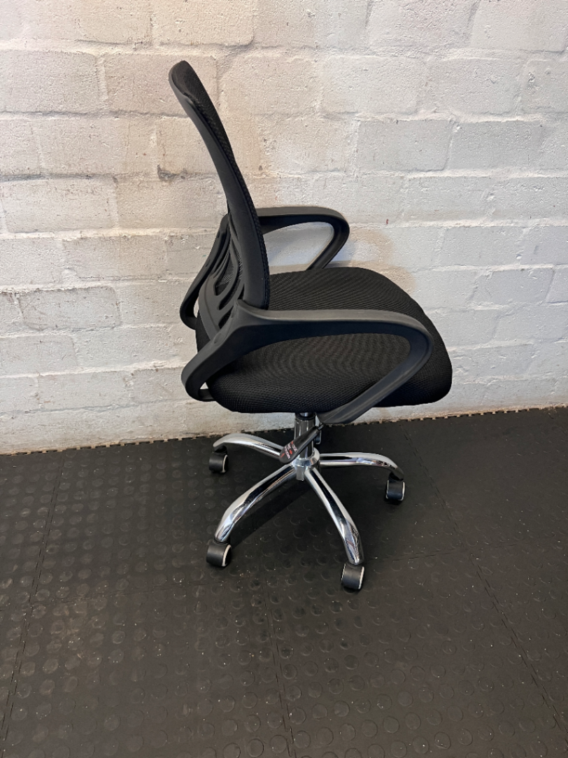 Black Mid Back Mesh Office Chair - Good Condition (As-Is) - 2ndhandwarehouse.com