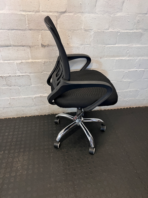 Black Mid Back Mesh Office Chair - Good Condition (As-Is) - 2ndhandwarehouse.com