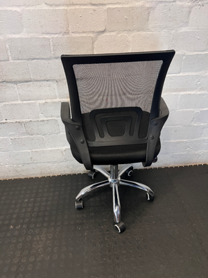 Black Mid Back Mesh Office Chair - Good Condition (As-Is) - 2ndhandwarehouse.com