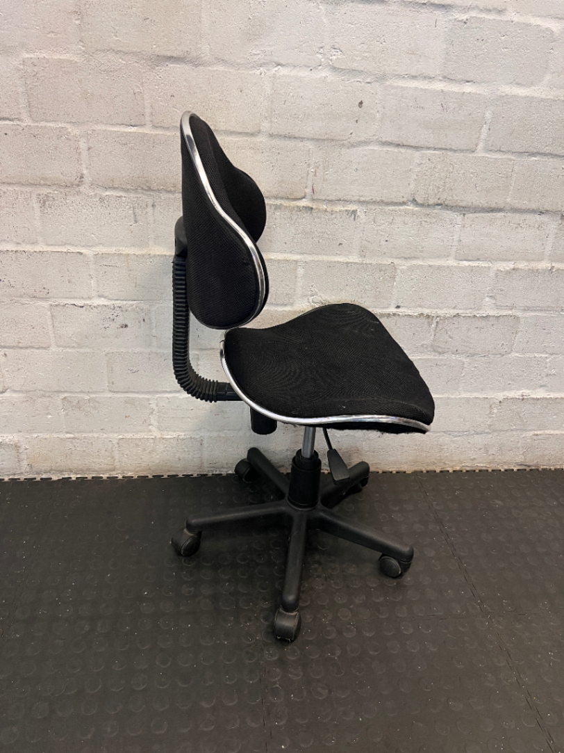 Black Swivel Office Chair - Well Used & Dusty - 2ndhandwarehouse.com