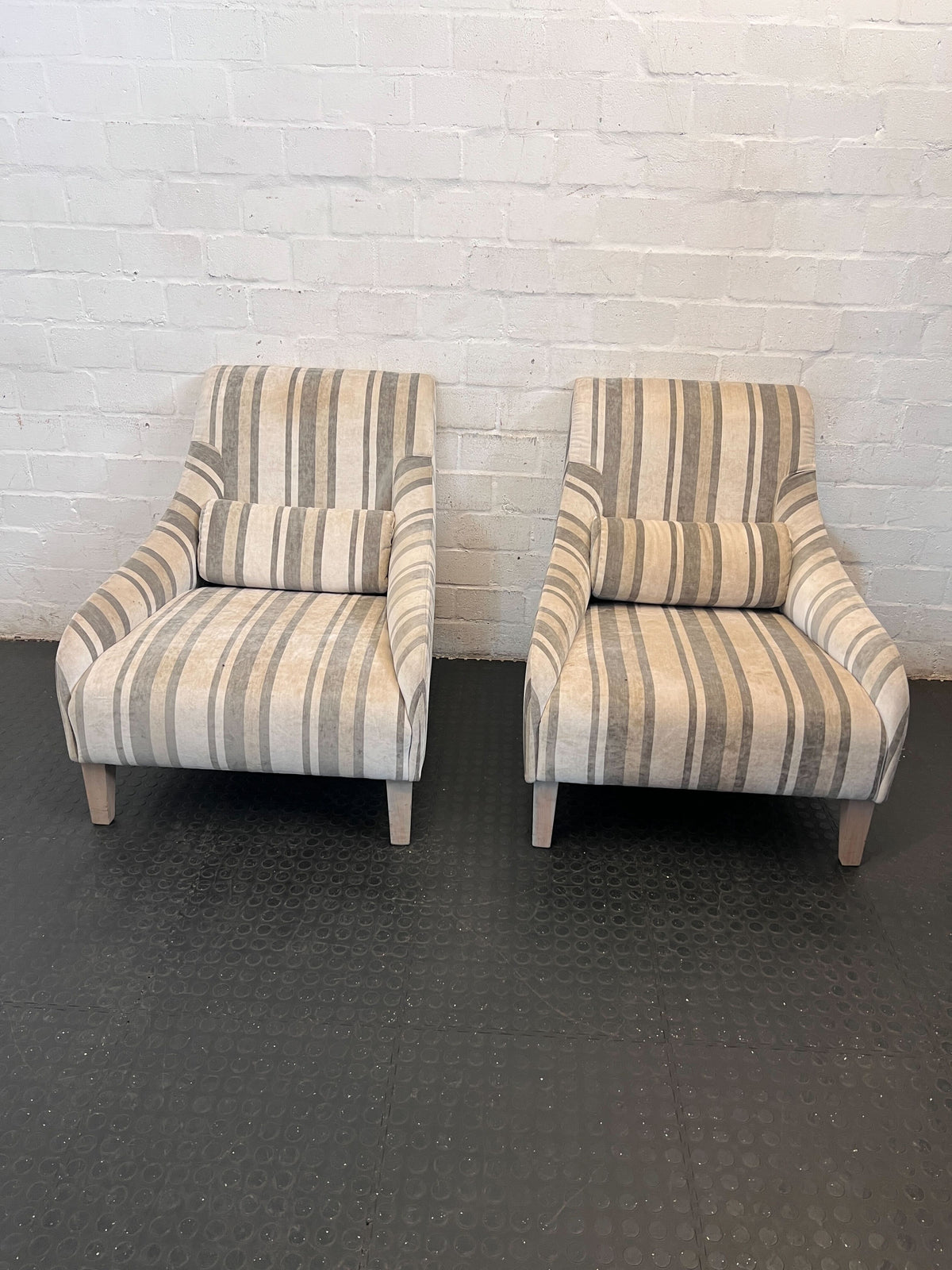 Charming Striped Armchair with Lumbar Cushion