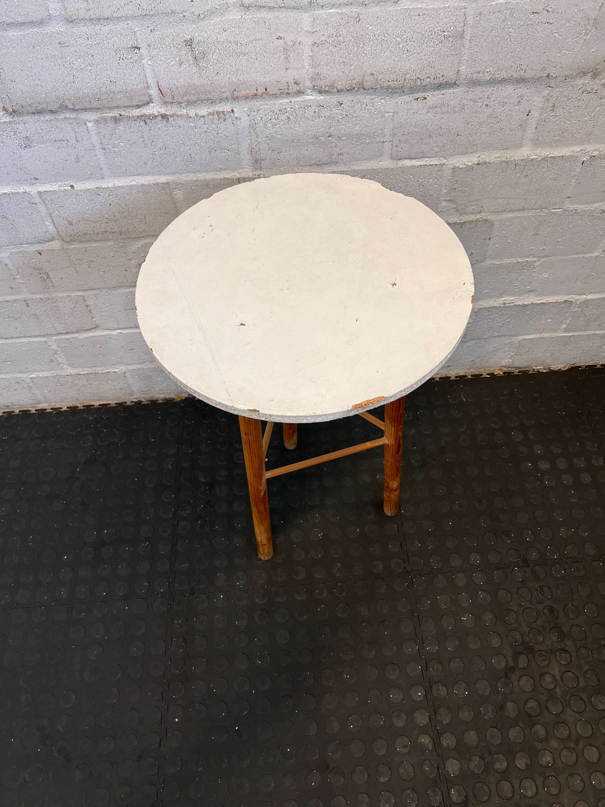 Chic Vintage Round White Side Table with Wooden Legs