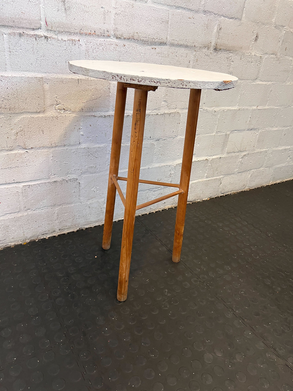 Chic Vintage Round White Side Table with Wooden Legs
