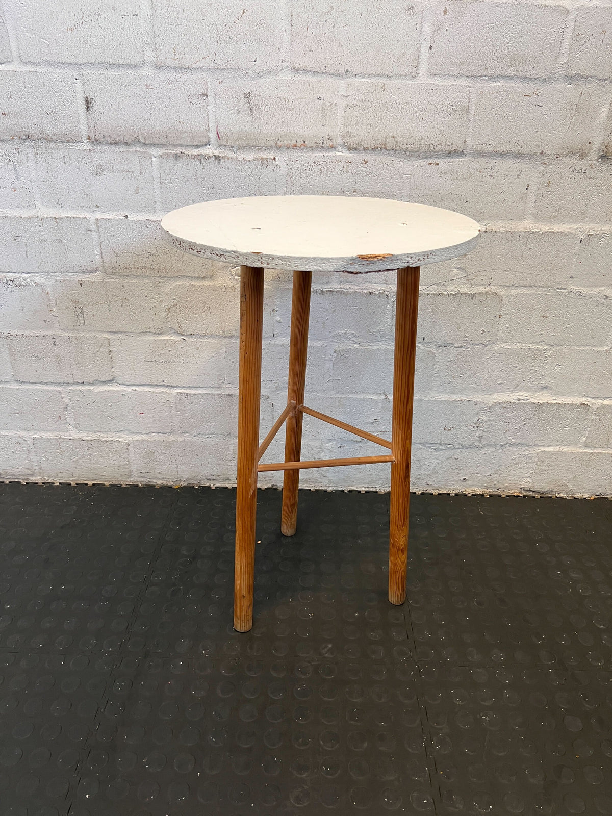 Chic Vintage Round White Side Table with Wooden Legs