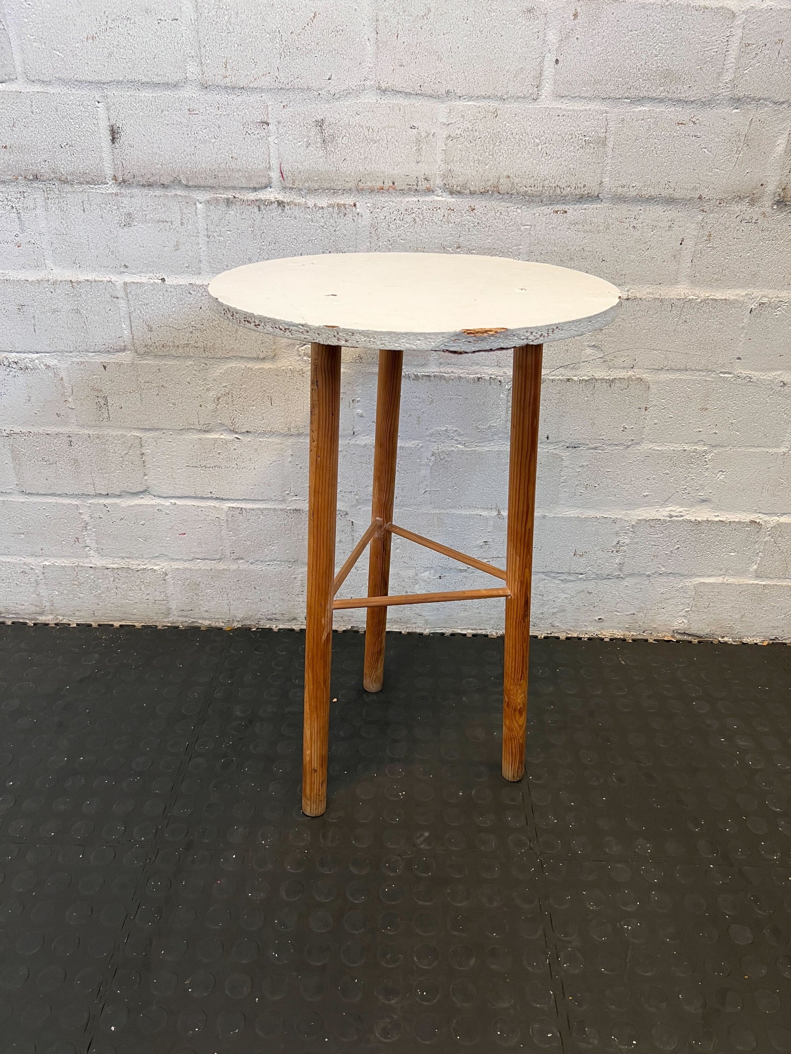 Chic Vintage Round White Side Table with Wooden Legs