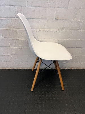 Chic White Plastic Dining Chair with Wooden Legs - Minor Wear - 2ndhandwarehouse.com