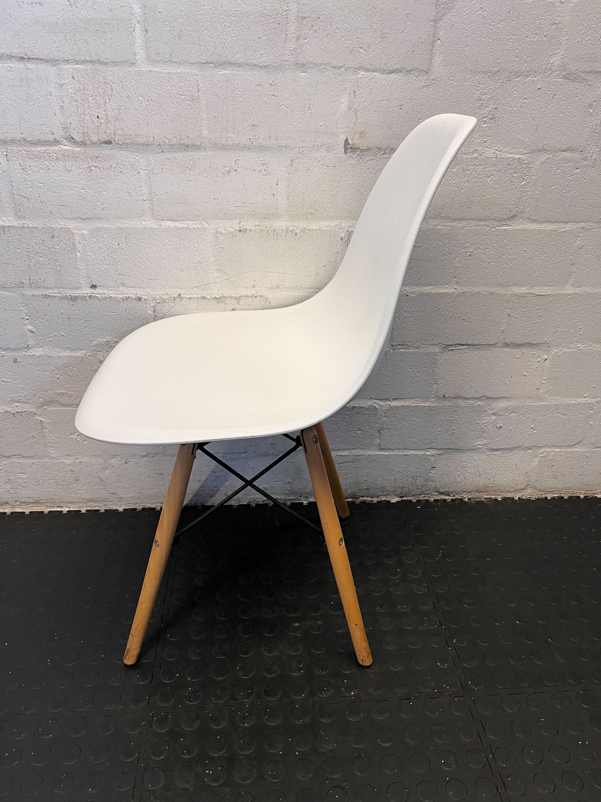 Chic White Plastic Dining Chair with Wooden Legs - Minor Wear - 2ndhandwarehouse.com