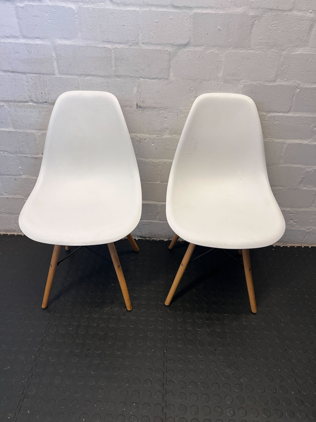 Chic White Plastic Dining Chair with Wooden Legs - Minor Wear - 2ndhandwarehouse.com