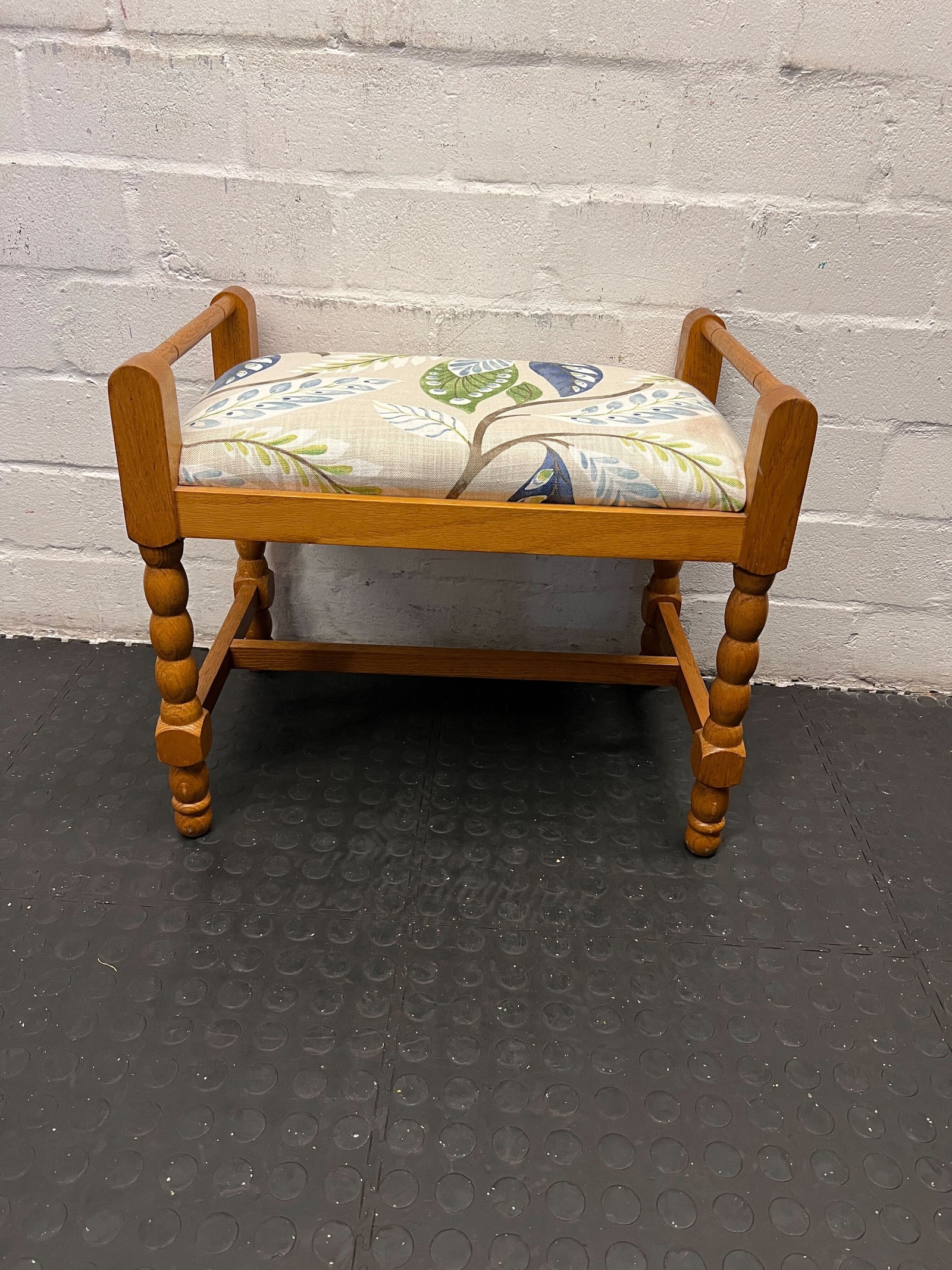 Chic Wooden Bench with Floral Upholstery – Perfect Accent Piece