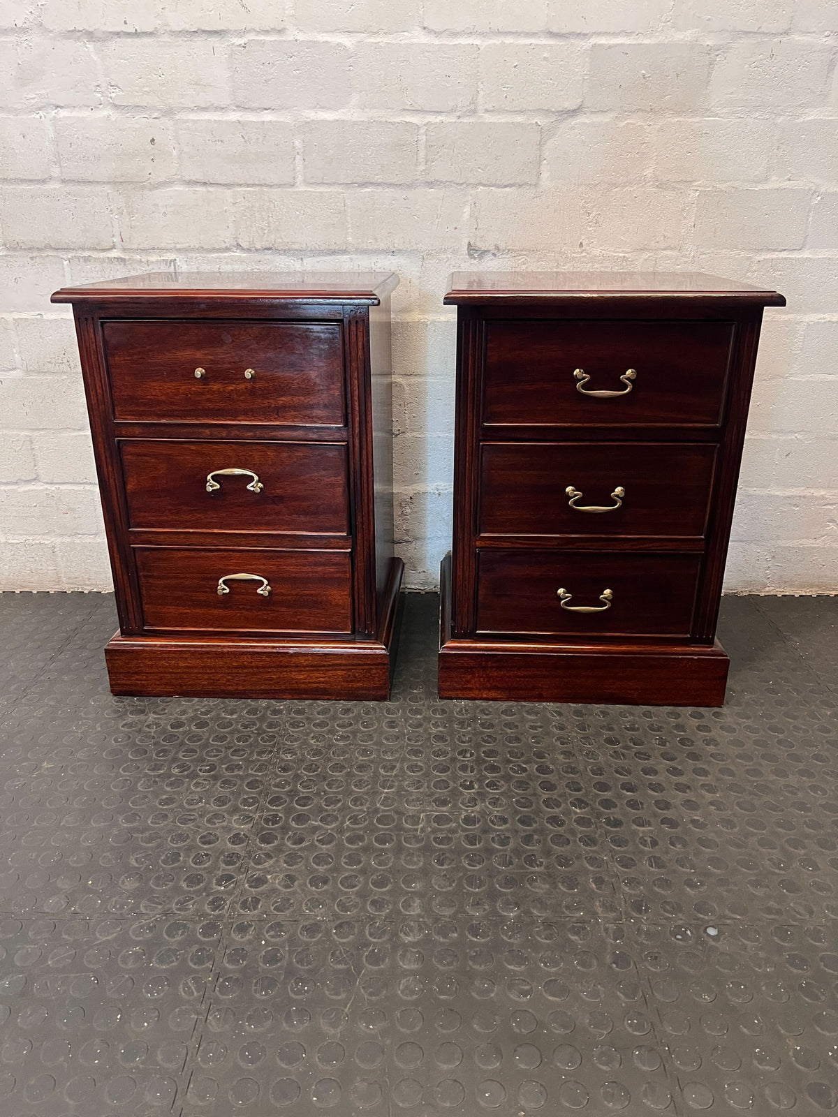Classic Dark Wood 3-Drawer Bedside Cabinet ✨