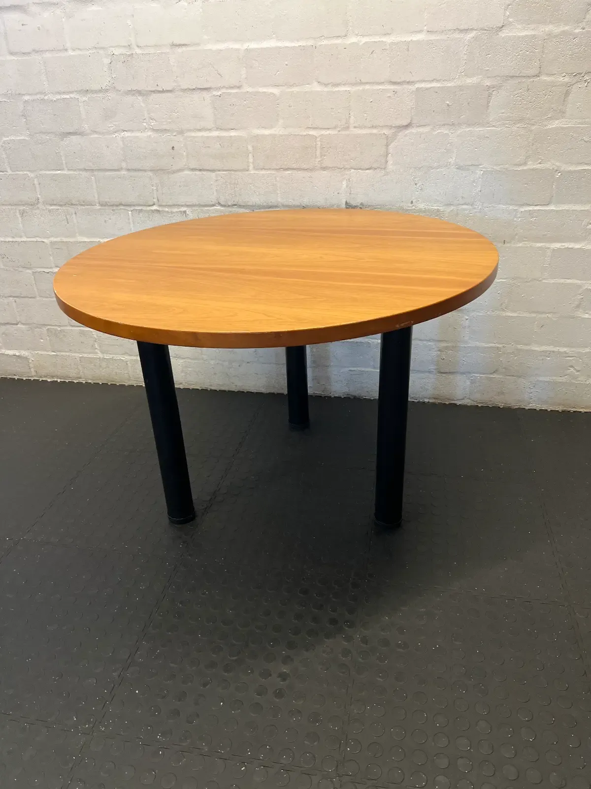 Classic Round Meeting or Dining Table with Black Legs - 2ndhandwarehouse.com