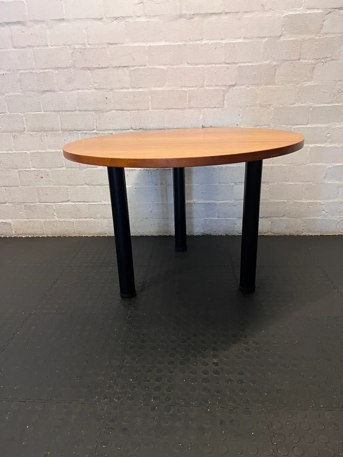 Classic Round Meeting or Dining Table with Black Legs - 2ndhandwarehouse.com