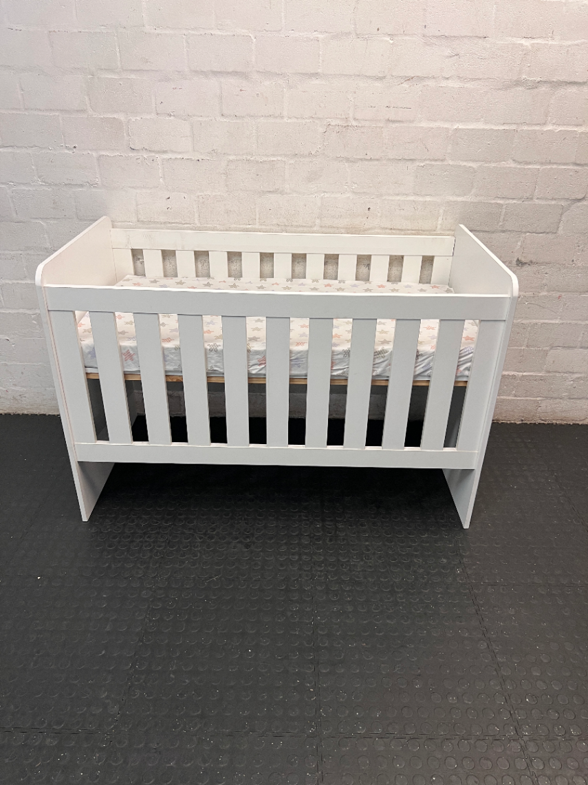 Classic White Slatted Baby Cot with Mattress — Brand New Condition with Minimal Use - 2ndhandwarehouse.com