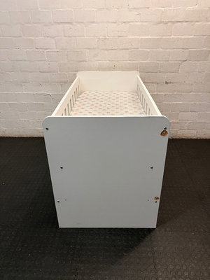 Classic White Slatted Baby Cot with Mattress — Brand New Condition with Minimal Use - 2ndhandwarehouse.com