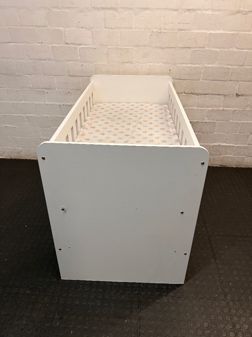 Classic White Slatted Baby Cot with Mattress — Brand New Condition with Minimal Use - 2ndhandwarehouse.com