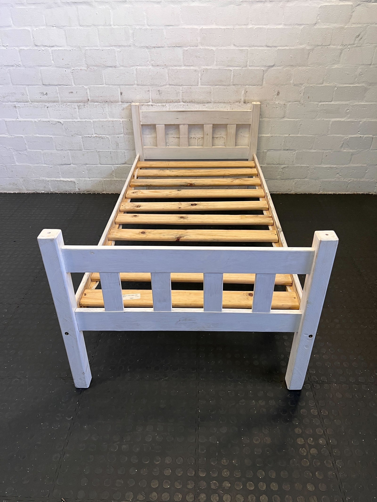 🏡 Classic White Wooden Single Bed Frame – Minor Wear, Great Condition