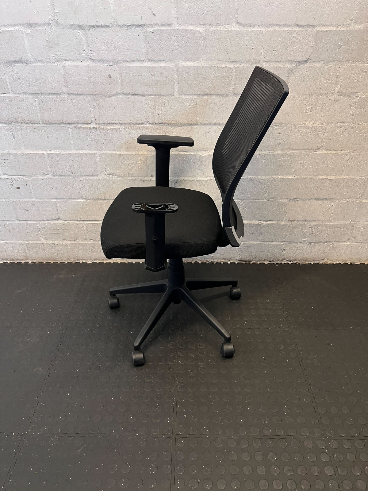 Comfortable Black Mesh Office Chair with Adjustable Arms – Minor Wear