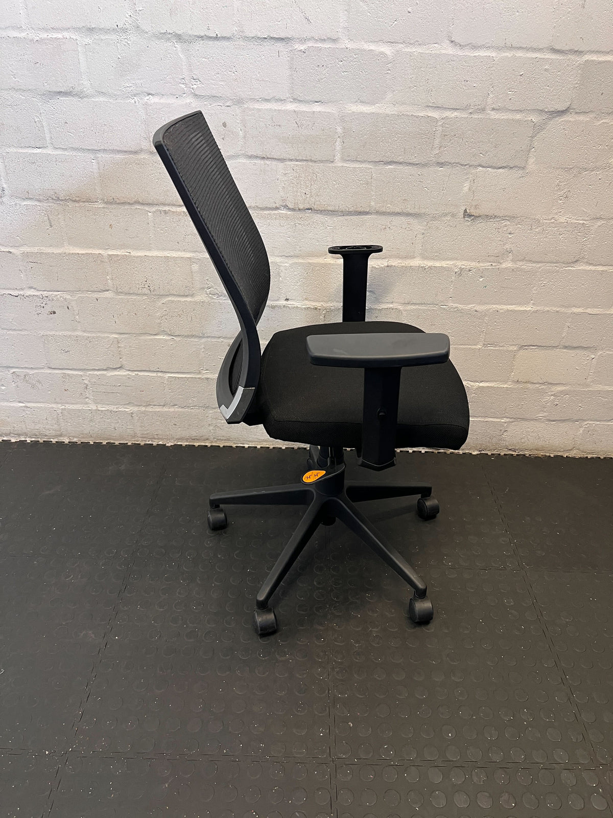 Comfortable Black Mesh Office Chair with Adjustable Arms – Minor Wear